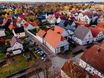 Eine Luftbildaufnahme der Stadt Salzkotten mit wunderschönen alten Fachwerkhäusern