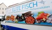 Frischer Fisch und verschiedene Fischspezialitäten sind auf dem Wochenmarkt in Salzkotten beim Fisch Express erhältlich.