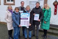 Brigitte Kaese (stellvertr. Geschäftsführerin), Alexandra Nodzynski (Schwangeren- und Schwangerschaftskonfliktberatung), Nico Jacobsmeyer (Fachdienstleiter Bereich Soziales), Petra Grunwald-Drobner (Psychosoziale Krebsberatung), Ulrich Berger (Bürgermeister Stadt Salzkotten) und Lisa Meschede (Fachbereichsleiterin Bildung und Soziales) halten das Plakat zum Angebot in der Handd
