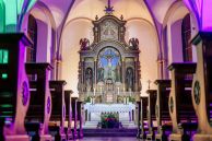 Illuminierte Kirche mit Blick auf den Altar
