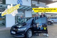 Von links: Carsten Christoph (Geschäftsführer Autohaus Niggemeier), Sascha Wiczynski (Orga-Leiter Marathon) und Simon Hüppmeier (Hüppmeier Marketing und Design) stehen vor einem VW Touran.