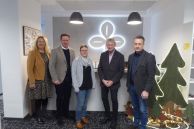 Fachbereichsleiterin Bildung &amp; Soziales Lisa Meschede, Bürgermeister Ulrich Berger, Fachdienstleiterin Kindertageseinrichtungen Sonja Kröger, Fachdienstleiter Bildung &amp; Schulen Josef Eich und Fachbereichsleiter Zentrale Dienste Michael Rölleke stehen im Bürgerbüro der Stadt Salzkotten