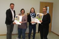 Bürgermeister Ulrich Berger überreicht dem Kindergarten „Pusteblume“ Mantinghausen die Urkunde für den ersten Platz des Westenergie Klimaschutzpreises. Lisa Kaiser von der Westenergie freut sich, die Urkunde für den zweiten Platz an den Trägerverein Kinderstube „Regenbogen“ zu übergeben zu dürfen.