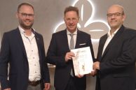 Peter Finke, Wirtschaftsförderer, Ulrich Berger, Bürgermeister und Hans-Jürgen Altrogge, Leiter BVMW Kreis Paderborn präsentieren die Auszeichnung