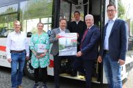 Freuen sich über den guten Start des 1-Euro-Tickets: (v. l.) Martin Westermeier (Fachbereichsleiter Stadtentwicklung und Betriebsleiter Stadtwerke, Stadt Salzkotten), Stefanie Bräutigam (Verbundgesellschaft Paderborn/Höxter), Ulrich Berger (Bürgermeister Stadt Salzkotten, Falk Witthuhn (GO.ON), Delbrücks Bürgermeister Werner Peitz und Manuel Tegethoff (Leiter Fachbereich Bildung/Sport/Kultur, Stadt Delbrück)