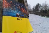 Zwei Exemplare des Statistisches Jahrbuches 2023 steht vor der Saline im Schnee.