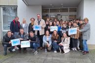 Auf dem Foto sieht man die Beteiligten des Adventskalenders 2023. Ihnen werden durch den Bürgermeister Ulrich Berger, Salzkotten Marketing und dem Verkehrsverein Salzkotten die Schecks mit den Spendensummen überreicht.