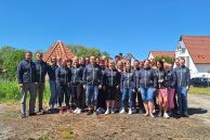 Das Foto zeigt eine große Gruppe Menschen, die alle eine Jacke zur STADTRADELN-Aktion tragen. Die Gruppe besteht aus Mitarbeiterinnen und Mitarbeitern der Stadt Salzkotten.