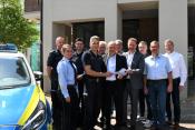 v.l.n.r.: Polizeioberkommissar Markus Vogt (Bezirksdienstbeamte Polizei Salzkotten), Polizeirätin Thea Benn (Leiterin Führungsstelle Gefahrenabwehr/Einsatz Polizei Paderborn), Polizeihauptkommissare Achim Drepper und Mirko Sibille (Bezirksdienstbeamte Salzkotten), Erster Polizeihauptkommissar Friedel Paul (Wachleiter Polizeiwache Südkreis), Christoph Rüther (Landrat und Behördenleiter Kreispolizeibehörde Paderborn), Michael Horstknepper (Fachdienstleiter Gebäudemanagement), Ulrich Berger (Bürgermeister Stadt Salzkotten), Michael Rölleke (Allgemeiner Vertreter des Bürgermeisters und Fachbereichsleiter Zentrale Dienste), Martin Westermeier (Fachbereichsleiter Stadtentwicklung und Betriebsleiter Stadtwerke Stadt Salzkotten) und Thomas Peitzmeier (Fachbereichsleiter Bürgerdienste Stadt Salzkotten)