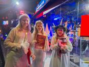 Lucia und ihre Begleiterinnen vor dem WDR 2 Glashaus