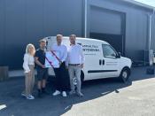 Von links: Leonie Peters und Dominik Wydrinna (Asphalt Wydrinna), Bürgermeister Ulrich Berger und Wirtschaftsförderer Peter Finke von der Stadt bei der Urkundenübergabe.