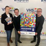 Foto (VHS vor Ort): v. l.: hauptamtliche pädagogische Mitarbeiterin Yvonne Friedelt, VHS-Leiter Markus Krick, stellv. VHS-Leiter Markus Discher