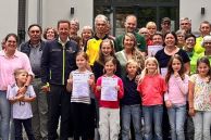 Zahlreiche strahlende Siegerinnen und Sieger beim Abschluss des diesjährigen STADTRADELN 2024 stehen vor dem Rathaus und halten ihre Urkunden und Präsente in der Hand.