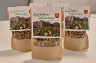 Verschiedene Größen des Salzkottener Blütentraums in Tüten stehen auf einem Tisch