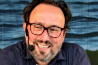 Andreas Heineke sitzend an einem Tisch