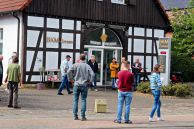 Auf dem Foto sieht man das BKM-Forum in Scharmede. Davor stehen die Gutachter des Kreiswettbewerbs des Landes NRW