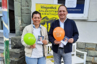 Auf dem Foto stehen zwei Personen vor einem Roll-up des Salzkotten Marathons. Links steht Frau Daniela Schmidt, ehrenamtliche Mitarbeiterin des Ambulanten Kinder- und Jugendhospizdienstes Paderborn-Höxter, und rechts daneben Sascha Wiczynski, Organisationsleiter des Salzkotten Marathons.