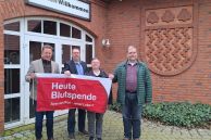 Rufen gemeinsam zur Blutspende am Ostermontag auf (v.l.): Ulrich Berger (Bürgermeister der Stadt Salzkotten), Frank Goersmeier (Gebietsreferent des DRK-Blutspendedienst West), Antka Winko (Blutspendebeauftragte des DRK-Ortsvereins Salzkotten) und Michael Fechtler (Vorsitzender des DRK-Ortsvereins Salzkotten)