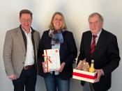 Doris Fecke ist neue Ortsheimatpflegerin in Upsprunge, (v. l.): Bürgermeister Ulrich Berger, Doris Fecke und Norbert Schulte, ehemaliger Ortsheimatpfleger von Upsprunge