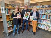 Beatrix Stuckenbröker (Mitglied des Stifterrates der Bürgerstiftung Salzkotten), Reinhard Kamp (2. Vorsitzender der Bürgerstiftung Salzkotten) und Maria Breuer (Leiterin der Stadtbibliothek) motivieren die Kinder dazu, ihre Orte aus einem anderen Blickwinkel zu sehen (Foto Stadt Salzkotten)