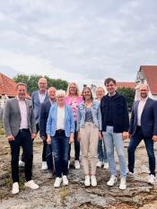 Bürgermeister Ulrich Berger, Karl-Julius Sänger (TK), Konrad und Gisela Buschmeier (beide Projektleitung Glücksboten/Glückspaten), Lisa Meschede (Fachbereichsleitung Bildung & Soziales), Pia Heinrichsmeier (Projektleitung, Leitung Glückskinder), Petra Timmermeier (Assistenz Projektleitung), Christopher Kühne (Leitung Glückskinder) und Ralf Pahlsmeier (Kreissportbund Paderborn) freuen sich auf das gemeinsame Projekt. Es fehlt Renate Leutnant (Schulleitung GSV Scharmede/Thüle).