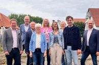 Das Foto zeigt eine Gruppe bestehend aus neun Menschen, die auf dem Kütfelsen in Salzkotten stehen. Es handelt sich um die Beteiligten an dem Projekt „Glückskinder &amp; Glücksboten Scharmede“ .