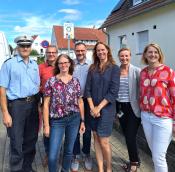 v. l.: Mirko Sibille (Polizei Bezirksdienst Salzkotten), Martin Westermeier (Fachbereichsleiter Stadtentwicklung Stadt Salzkotten), Ramona Friedrich (Lehrkraft Liboriusschule), Sam Seyfzadeh (Klimaschutz- und Mobilitätsmanager Stadt Salzkotten, Nadine Renneke (Schulpflegschaftsvorsitzende), Ferdinande Schröder (Amtsleiterin Straßenverkehrsamt Kreis Paderborn) und Anne Hüser (Schulleiterin Liboriusschule)