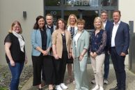 v. l. Sonja Krüger, Katharina Krüger, Michael Rölleke, Lydia Bode, Lisa Meschede, Jana Müller, Theresa Stoll¬hans, Fabian Dirks, Bürgermeister Ulrich Berger