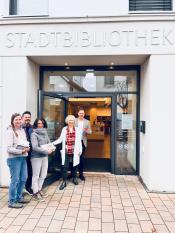 v.l.: Christiane Büth, Matthias Hilleke, Inge Adrian (Mitarbeitende der Stadtbibliothek Salzkotten) freuen sich mit Maria Breuer, Leiterin der Stadtbibliothek und Bürgermeister Ulrich Berger über sechs Öffnungstage in der Woche.