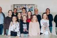 Das Foto zeigt den neuen Verkaufsstand für Schulmaterial der Gesamtschule Salzkotten. Zu sehen sind die verantwortlichen Lehrkräfte und die Schülerinnen und Schüler.