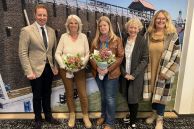 Das Foto zeigt von links Bürgermeister Ulrich Berger, Angelika Canisius-Schlüter (ehemalige Leiterin Bücherei Niederntudorf), Julia Beylouny (ehemalige stellvertretende Leiterin Bücherei Niederntudorf), Maria Breuer (Leiterin Stadtbibliothek Salzkotten) und Lisa Meschede (Fachbereichsleiterin Bildung &amp; Soziales)