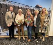 Bürgermeister Ulrich Berger, Angelika Canisius-Schlüter (ehemalige Leiterin Bücherei Niederntudorf), Julia Beylouny (ehemalige stellvertretende Leiterin Bücherei Niederntudorf), Maria Breuer (Leiterin Stadtbibliothek Salzkotten) und Lisa Meschede (Fachbereichsleiterin Bildung & Soziales)