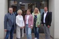Michael Rölleke, Maria Breuer, Maike Sprenger, Lisa Meschede und Ulrich Berger stehen vor der Stadtbibliothek Salzkotten
