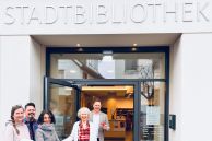 Die Mitarbeiter und Mitarbeiterinnen der Stadtbibliothek Salzkotten stehen mit Bürgermeister Ulrich Berger vor der Stadtbibliothek Salzkotten.