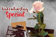 Auf dem Foto sind zwei Tickets für das BOSSE Open-Air-Konzert, eine Rose in einer SCAVI & RAY Flaschenvase, eine Boutique-Tasche von SCAVI & RAY, zwei beschriftete Sektgläser und eine Flasche SCAVI & RAY-Sekt zu sehen