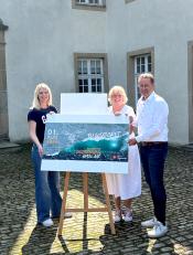 (v. l.): Stefanie Klenke, Monika Werner und Bürgermeister Ulrich Berger (alle Stadt Salzkotten) präsentieren ein Blind Ticket
