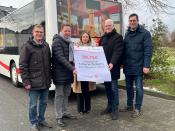 Freuen sich über den Erfolg des 1-Euro-Tickets: (v. l.) Martin Westermeier (Fachbereichsleiter Stadtentwicklung und Betriebsleiter Stadtwerke, Stadt Salzkotten), Ulrich Berger (Bürgermeister Stadt Salzkotten, Agata Psiuk (Verbundgesellschaft Paderborn/Höxter mbH), Delbrücks Bürgermeister Werner Peitz und Manuel Tegethoff (Leiter Fachbereich Bildung/Sport/Kultur, Stadt Delbrück)