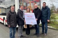 Freuen sich über den Erfolg des 1-Euro-Tickets: Martin Westermeier (Fachbereichsleiter Stadtentwicklung und Betriebsleiter Stadtwerke, Stadt Salzkotten), Ulrich Berger (Bürgermeister Stadt Salzkotten, Agata Psiuk (Verbundgesellschaft Paderborn/Höxter mbH), Delbrücks Bürgermeister Werner Peitz und Manuel Tegethoff (Leiter Fachbereich Bildung/Sport/Kultur, Stadt Delbrück)