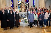 Alle am Projektbeteiligten stehen in der St. Johanneskirche in Salzkotten vor dem Altar