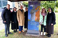 Die Glasstele an der Mutterhauskirche