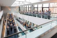 Das Heeresmusikkorps steht in einem großen Treppenhaus.