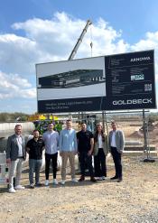 Stippvisite auf der Baustelle, von links: Wirtschaftsförderer Peter Finke, Daniel Müller (Geschäftsführer), Cedric Buchholz (Vertriebsleiter), Arnold Wacker (Geschäftsführer), Marcel Miller (Logistikleiter), Vanessa Wacker (Personal-& Marketingleitung) und Bürgermeister Ulrich Berger.