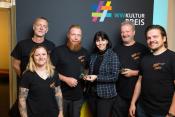 Fast der gesamte Vorstand des Rock Musik Vereins nahm den Kulturpreis entgegen (v. l.): Christof Koch, Kim Zinselmeier, Dirk Schulte, Christiane Rüsel (Westfalen Weser), Ludwig Zinselmeier und Markus Schmidt (Foto Christian Schwier)