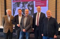 Fünf Männer stehen im Ratssaal der Stadt Salzkotten. Im Hintergrund wird auf einem großen Bildschirm die neue Website der Felix und Hedwig Klingenthal-Stiftung eingeblendet. Bei den Personen handelt es sich um Karl d´Alquen (Beirat Felix und Hedwig Klingenthal-Stiftung), Bürgermeister und Beiratsmitglied Ulrich Berger, Stefan Müller (Beirat), Frank d´Alquen (Stiftungsvorsitzender) und Conrad Möller (Beirat).