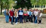 Leiterin Michèle Schröder (rechts von Bürgermeister Ulrich Berger) stellvertretende Leiterin Jaclyn Stohldreier (links von Bürgermeister Ulrich Berger) zusammen mit Bürgermeister Ulrich Berger und dem Team vom Familienzentrum Almeflöhe