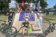 Rudi Ruhose (Leiter Jugendbegegnungszentrum Salzkotten) freut sich darauf mit den Kids eigene Skates zu bauen und die ersten Runden zu drehen. Alle stehen zusammen auf der Sakteboardbahn. Fahrräder und Skateboards sind mit dabei.