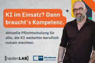 Der Workshopleiter steht vor einer Wand. Logos der IHK und des heder:LAB sind ebenfalls zu sehen.