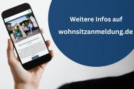 Jemand hält ein Handy in der Hand und ist auf der Website zur digitalen Wohnsitzanmeldung. Logo der Senatskanzlei Hamburg/Christan O. Bruch