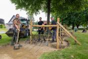 Das Team vom Salzkottener Bauhof während der Installation des neuen Spielplatzes in Verne (Foto: Daniel Ligges)
