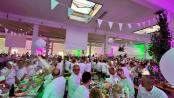 Beim „Dinner in weiß“ kommen die Gäste ganz in Weiß gekleidet und bringen ihre eigene Dekoration, Speisen und Getränke mit